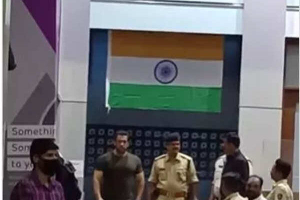 Salman Khan poses with the Indian flag at the airport on the occasion of Independence Day – See photos |
